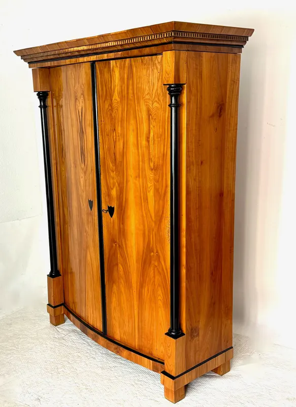 Biedermeier-Kleider- und Wäscheschrank, Kirschbaum, München um 1820, bombierte Front