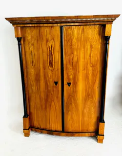 Biedermeier-Kleider- und Wäscheschrank, Kirschbaum, München um 1820, bombierte Front, Ansicht 2