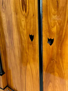 Biedermeier-Kleider- und Wäscheschrank, Kirschbaum, München um 1820, bombierte Front, Ansicht 4