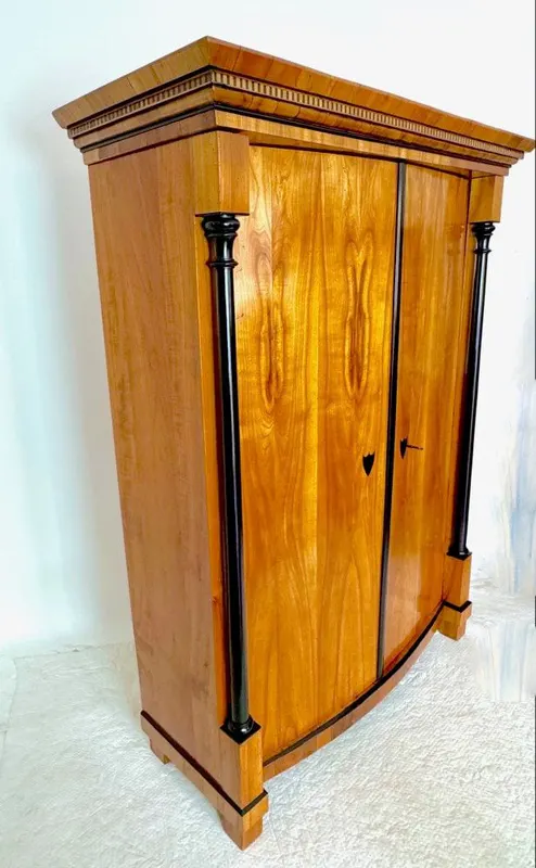Biedermeier-Kleider- und Wäscheschrank, Kirschbaum, München um 1820, bombierte Front, Ansicht 5