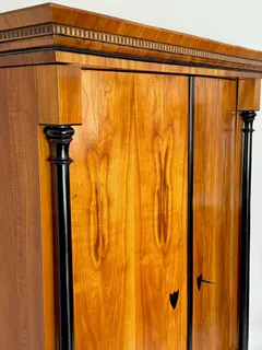 Biedermeier-Kleider- und Wäscheschrank, Kirschbaum, München um 1820, bombierte Front, Ansicht 6