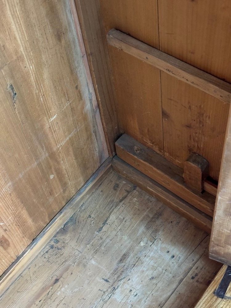 Biedermeier-Kleider- und Wäscheschrank, Kirschbaum, München um 1820, bombierte Front, Ansicht 7