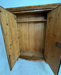 Biedermeier-Kleider- und Wäscheschrank, Kirschbaum, München um 1820, bombierte Front, Ansicht 8
