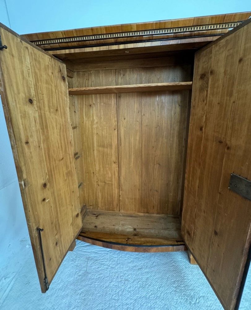 Biedermeier-Kleider- und Wäscheschrank, Kirschbaum, München um 1820, bombierte Front, Ansicht 8