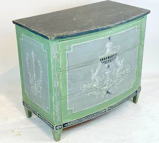 Empire-Kommode mit klassizistischer Illusionsmalerei, Nadelholz, um 1820, Ansicht 1