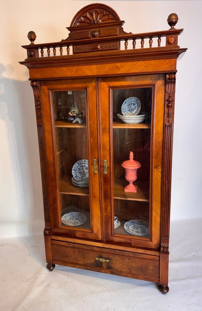 Gründerzeit-Bücherschrank bzw. Geschirrschrank, Nussbaum, Berlin um 1890, Ansicht 1