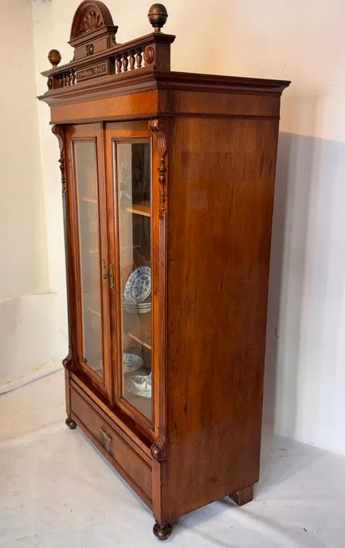 Gründerzeit-Bücherschrank bzw. Geschirrschrank, Nussbaum, Berlin um 1890, Ansicht 2