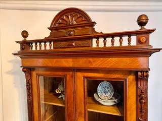 Gründerzeit-Bücherschrank bzw. Geschirrschrank, Nussbaum, Berlin um 1890, Ansicht 3