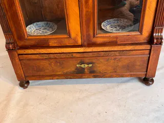 Gründerzeit-Bücherschrank bzw. Geschirrschrank, Nussbaum, Berlin um 1890, Ansicht 4