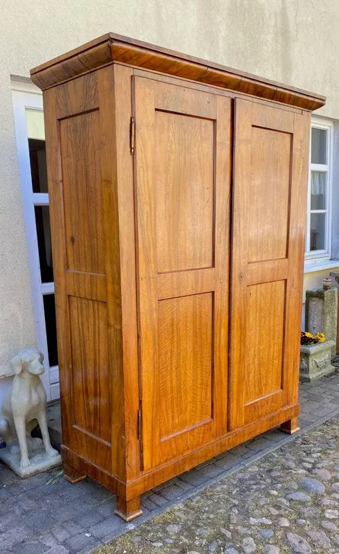 Biedermeier-Kleiderschrank, Nussbaum, Süddeutschland, um 1820, Ansicht 2