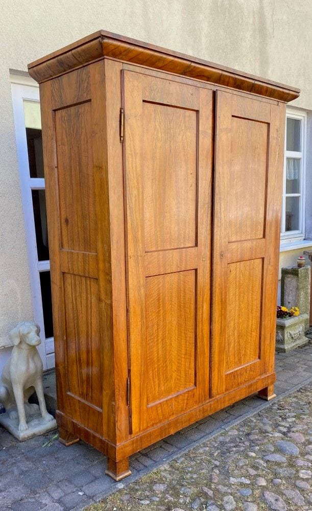 Biedermeier-Kleiderschrank, Nussbaum, Süddeutschland, um 1820, Ansicht 2
