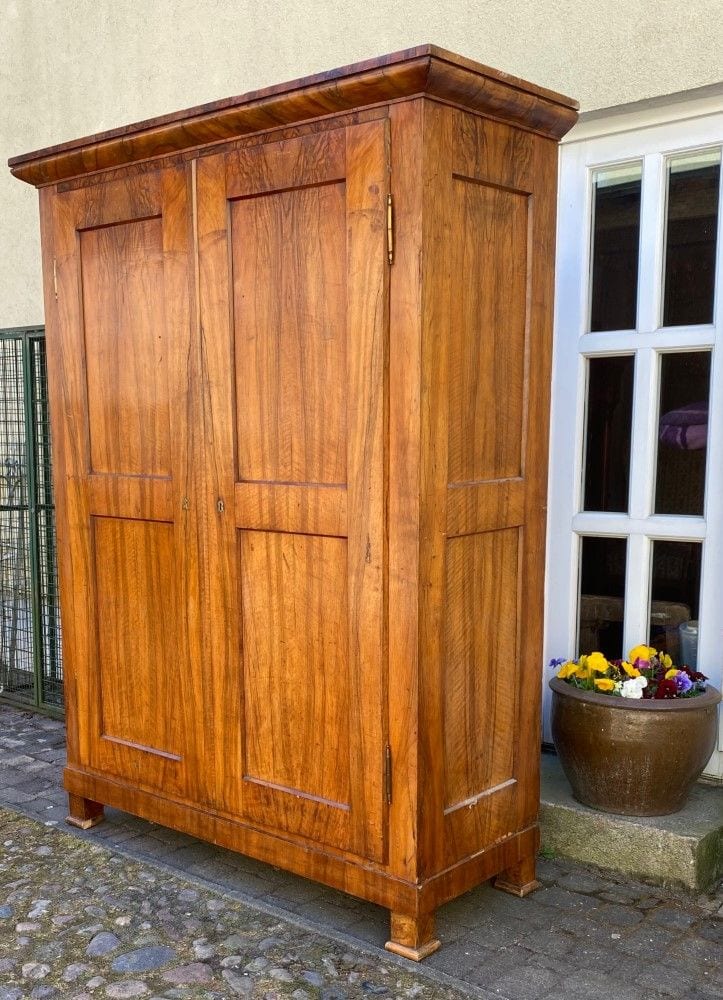 Biedermeier-Kleiderschrank, Nussbaum, Süddeutschland, um 1820, Ansicht 3