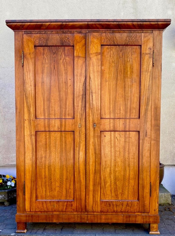 Biedermeier-Kleiderschrank, Nussbaum, Süddeutschland, um 1820, Ansicht 4