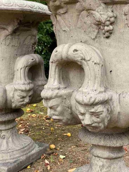 Paar große Amphoren im klassizistischen Stil, Steinguss, Pflanzgefäße, Ansicht 5