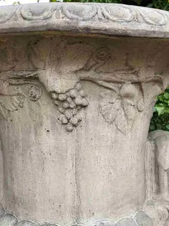 Paar große Amphoren im klassizistischen Stil, Steinguss, Pflanzgefäße, Ansicht 8