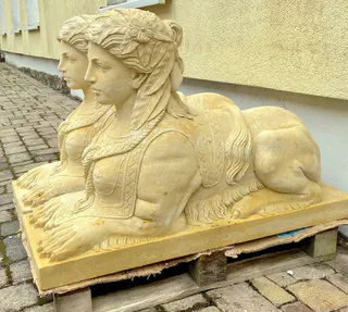 Paar Sphinxen, Gartenfiguren aus Sandsteinguss, Ansicht 2