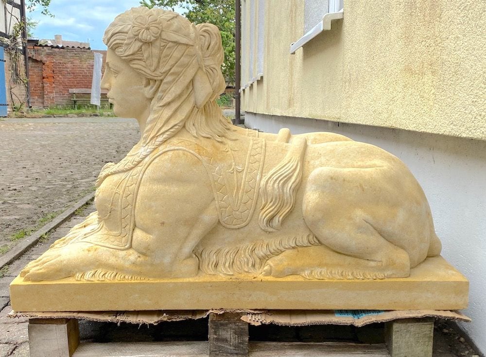 Paar Sphinxen, Gartenfiguren aus Sandsteinguss, Ansicht 3