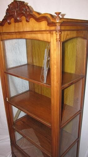 Dreiseitig verglaste Biedermeier-Vitrine, Kirsche, Schlesien um 1840, Ansicht 2