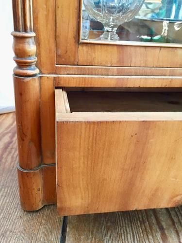 Dreiseitig verglaste Biedermeier-Vitrine, Kirsche, Schlesien um 1840, Ansicht 7