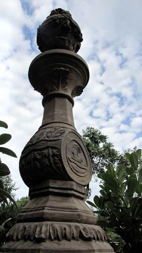 Massive Basaltsteinsäule, dreiteilig, Ansicht 4