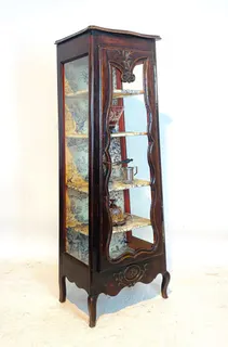 Schmale konische Vitrine in barocker Form, dreiseitig verglast, Nussbaum, Frankreich, 19. Jh.