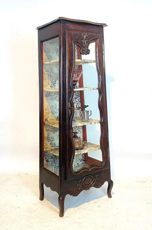 Schmale konische Vitrine in barocker Form, dreiseitig verglast, Nussbaum, Frankreich, 19. Jh.