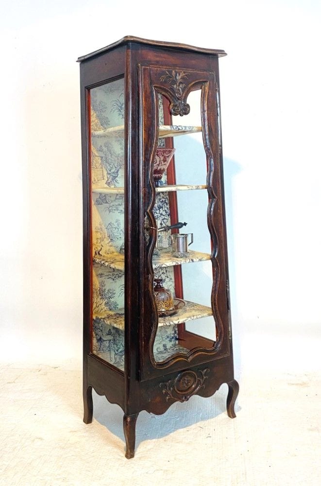 Schmale konische Vitrine in barocker Form, dreiseitig verglast, Nussbaum, Frankreich, 19. Jh.
