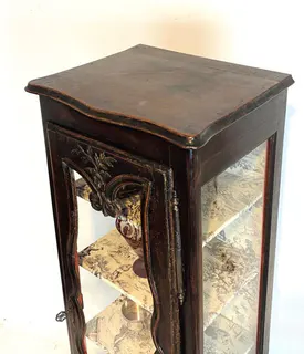 Schmale konische Vitrine in barocker Form, dreiseitig verglast, Nussbaum, Frankreich, 19. Jh., Ansicht 2