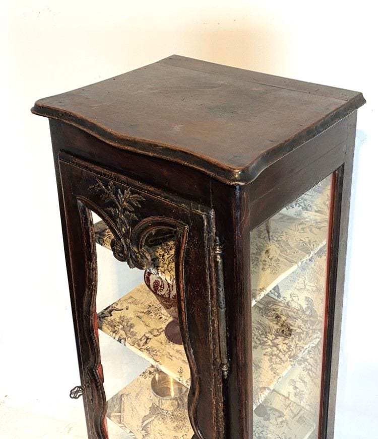 Schmale konische Vitrine in barocker Form, dreiseitig verglast, Nussbaum, Frankreich, 19. Jh., Ansicht 2