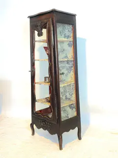 Schmale konische Vitrine in barocker Form, dreiseitig verglast, Nussbaum, Frankreich, 19. Jh., Ansicht 3