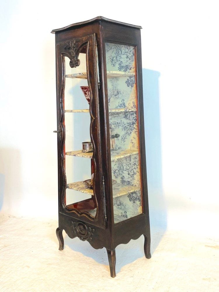 Schmale konische Vitrine in barocker Form, dreiseitig verglast, Nussbaum, Frankreich, 19. Jh., Ansicht 3