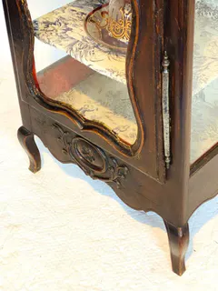 Schmale konische Vitrine in barocker Form, dreiseitig verglast, Nussbaum, Frankreich, 19. Jh., Ansicht 4