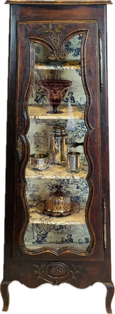 Schmale konische Vitrine in barocker Form, dreiseitig verglast, Nussbaum, Frankreich, 19. Jh., Ansicht 7