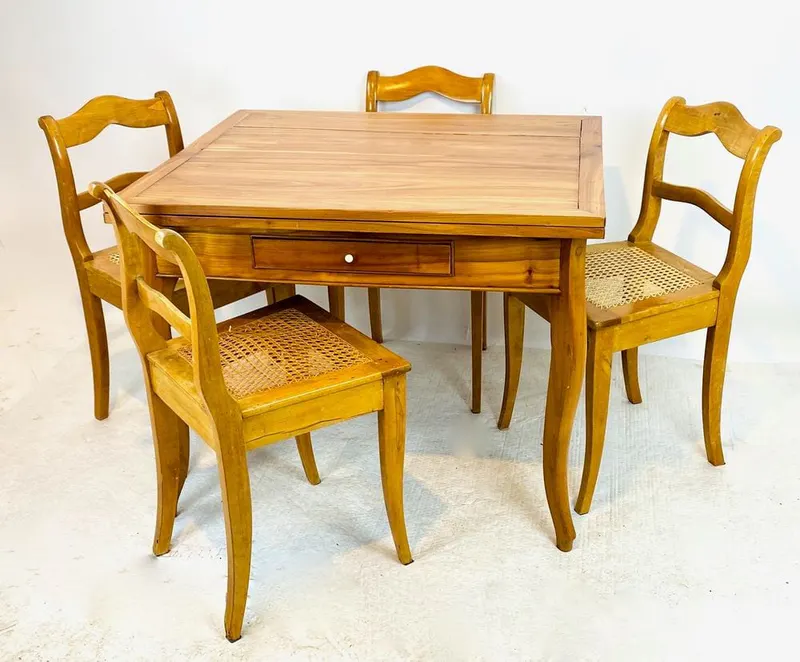 Biedermeier-Ausziehtisch mit vier Stühlen, Kirschholz, Thüringen um 1830