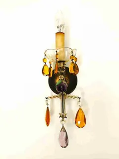 Kleiner Wandlüster, einflammig, mit farbigem Prismenbehang, Ansicht 1