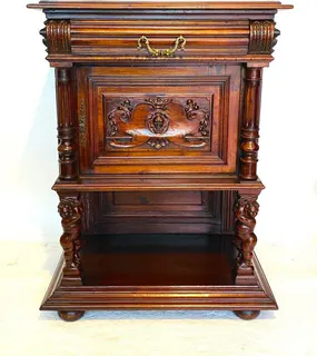 Gründerzeit-Stollenschrank mit Putten, Nussbaum, um 1880, Ansicht 1