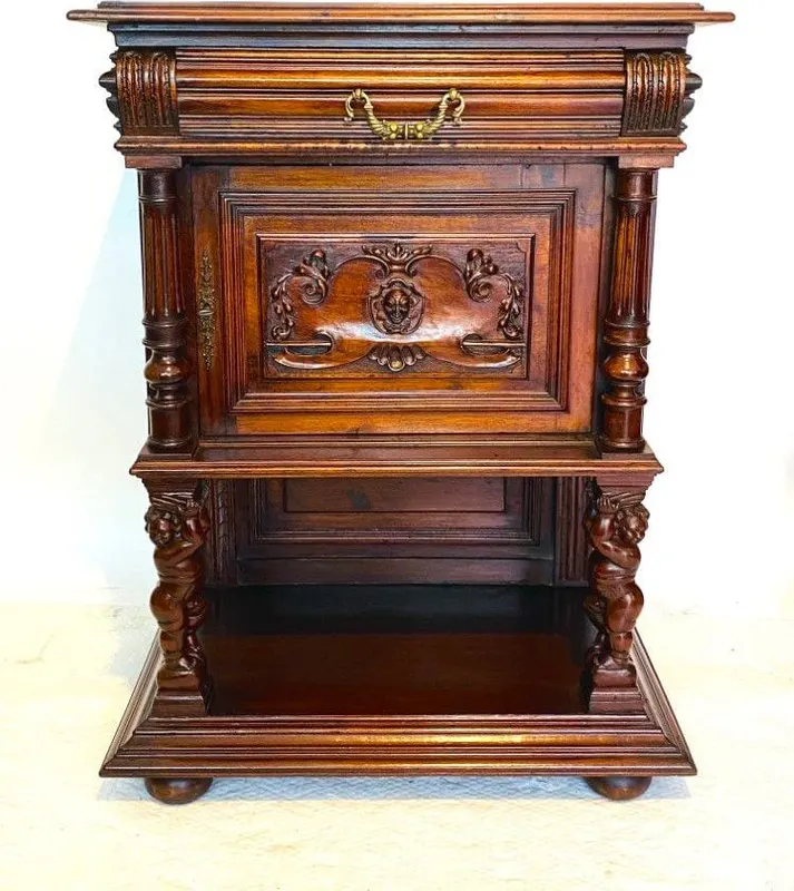 Gründerzeit-Stollenschrank mit Putten, Nussbaum, um 1880