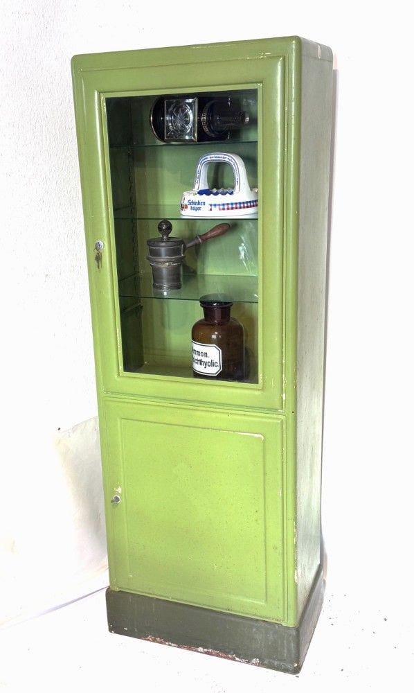 Arztschrank aus Metall, grün, 1950er/60er Jahre
