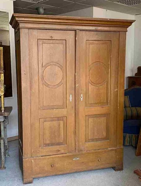 Großer Dielenschrank, Kiefer mit Bierlasur, um 1900