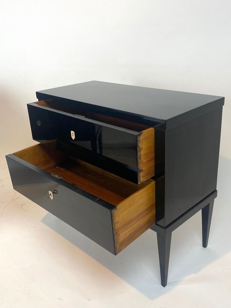 Paar ebonisierte Biedermeier-Kommoden, Schellackpolitur, deutsch, 19. Jh., Ansicht 7