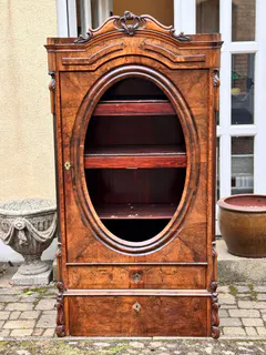 Vitrinenschrank mit ovaler Blendtür, Nussbaumwurzel-Furnier, Deutsch um 1860, Ansicht 2