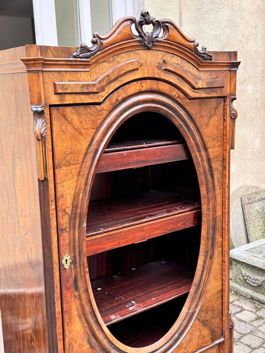Vitrinenschrank mit ovaler Blendtür, Nussbaumwurzel-Furnier, Deutsch um 1860, Ansicht 3
