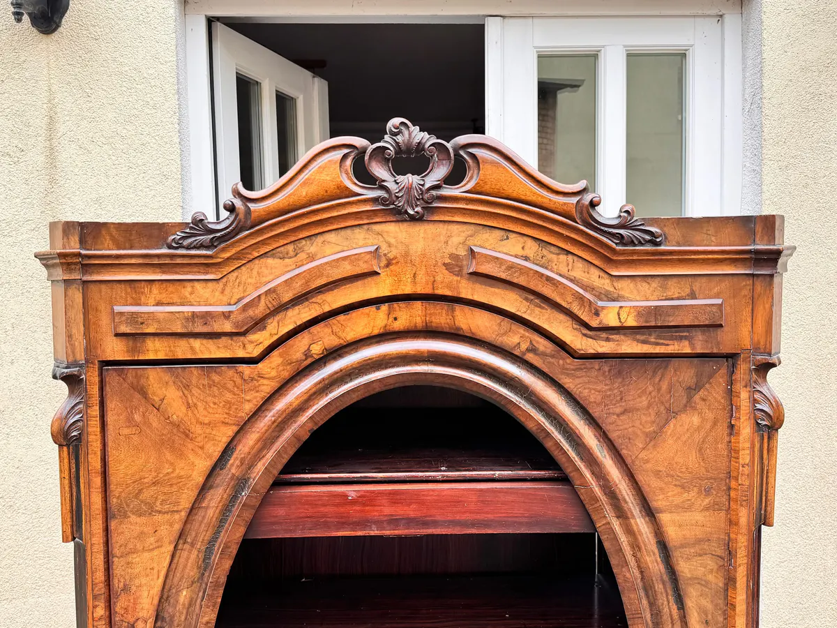 Vitrinenschrank mit ovaler Blendtür, Nussbaumwurzel-Furnier, Deutsch um 1860, Ansicht 4