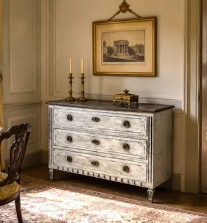Klassizistische Kommode mit weißer Fassung, um 1800, Ansicht 2
