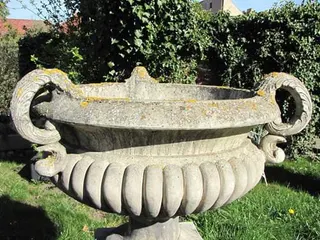 Große Amphorenvase aus Sandsteinguss, mit Sockel, aus Parkauflösung, Ansicht 2