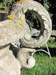 Große Amphorenvase aus Sandsteinguss, mit Sockel, aus Parkauflösung, Ansicht 3