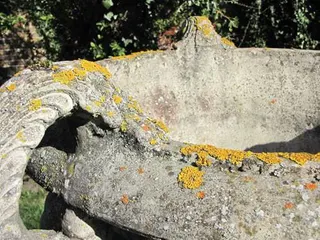 Große Amphorenvase aus Sandsteinguss, mit Sockel, aus Parkauflösung, Ansicht 4