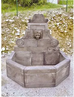 Wandbrunnen aus Steinguss mit Wasserspeier, Ansicht 1
