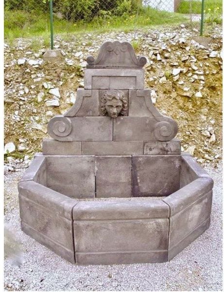 Wandbrunnen aus Steinguss mit Wasserspeier