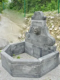 Wandbrunnen aus Steinguss mit Wasserspeier, Ansicht 2